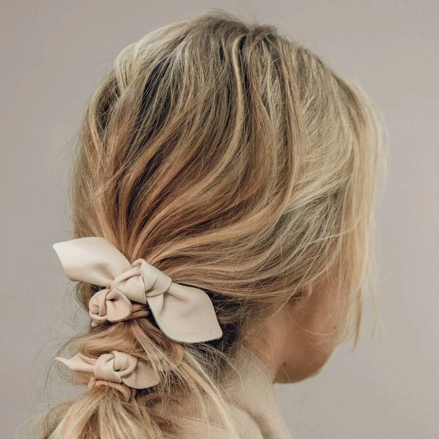 Corinne Leather Bow Big Hair Tie Cream 2 Corinne Leather Bow Big Hair Tie Cream - Bilde 2