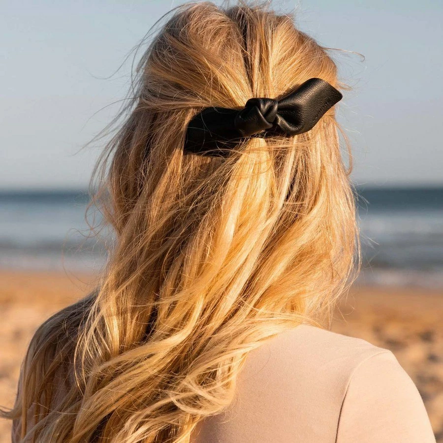 Corinne Leather Bow Big Hair Tie Black 2 Corinne Leather Bow Big Hair Tie Black - Bilde 2