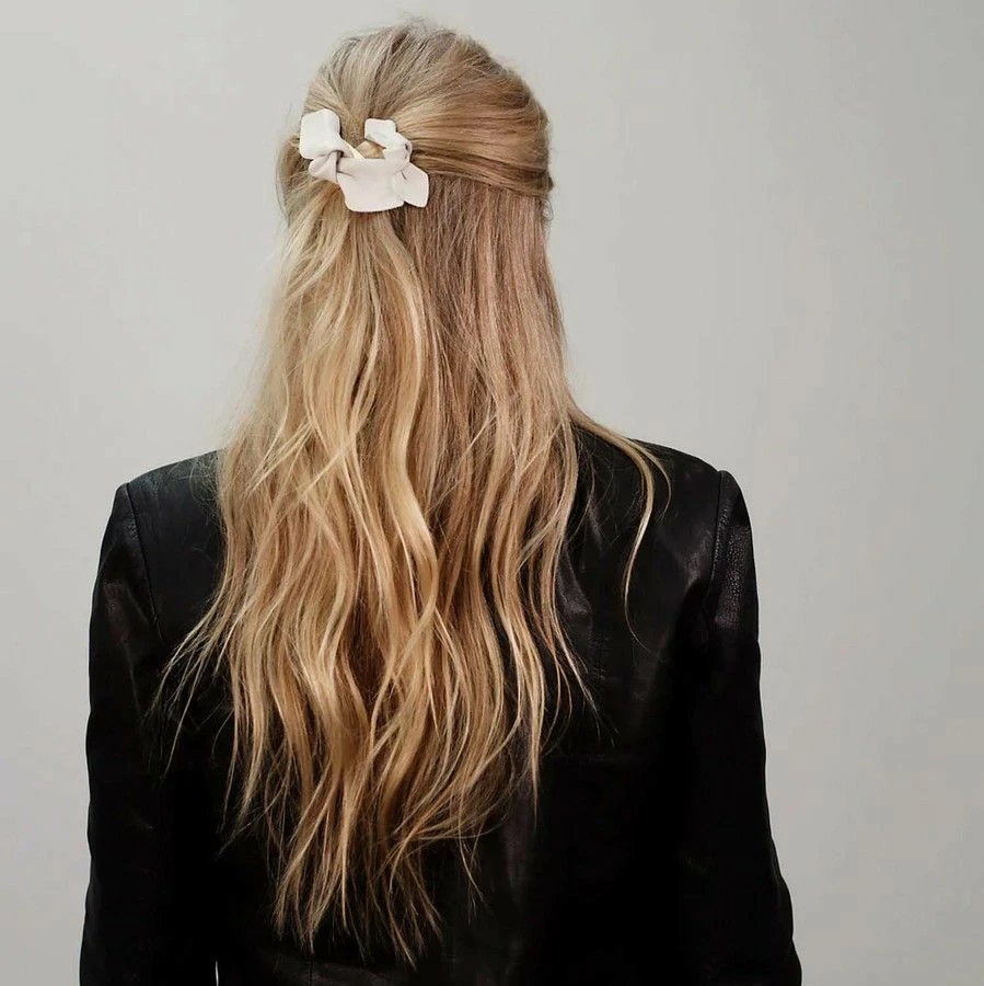 Corinne Leather Bow Big On Hair Clip Cream 2 Corinne Leather Bow Big On Hair Clip Cream - Bilde 2