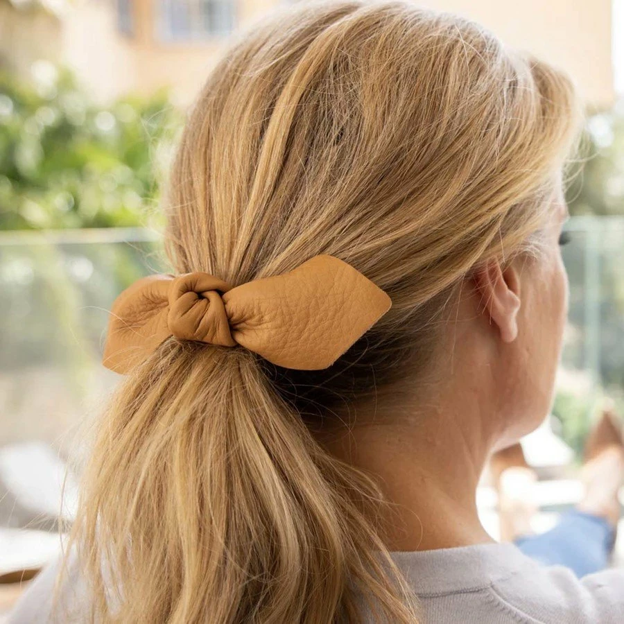 Corinne Leather Bow Big Hair Tie Camel 2 Corinne Leather Bow Big Hair Tie Camel - Bilde 2