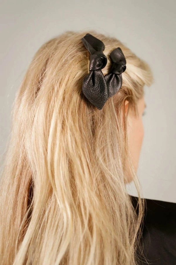Corinne Leather Bow Big On Hair Clip Black 2 Corinne Leather Bow Big On Hair Clip Black - Bilde 2