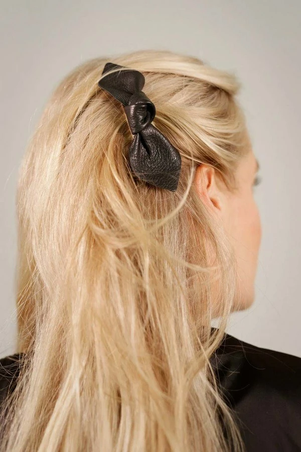 Corinne Leather Bow Big On Hair Clip Black 3 Corinne Leather Bow Big On Hair Clip Black - Bilde 3